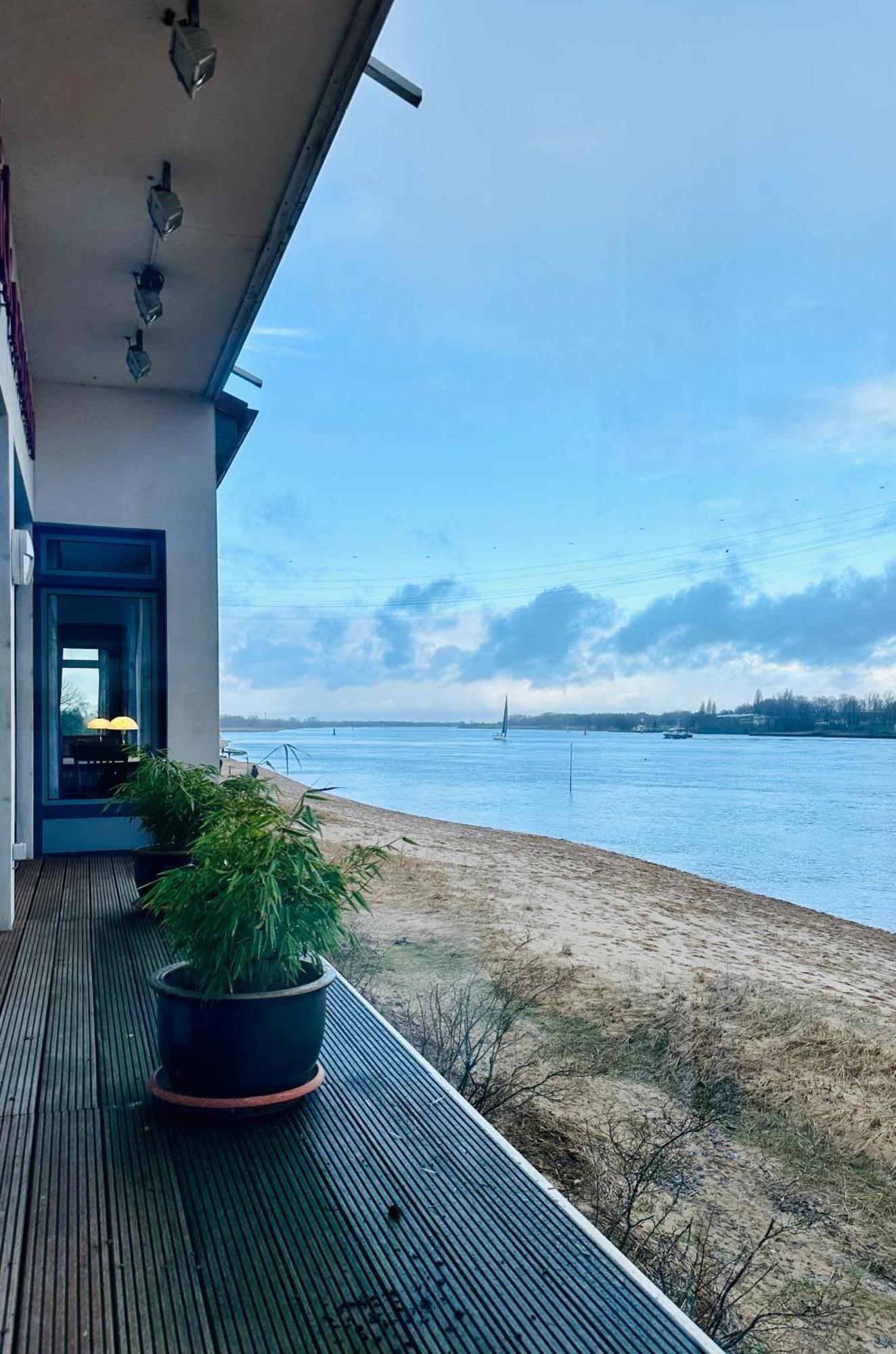 Gaestehaus Weserblick Am Weser-Sandstrand Berne Esterno foto