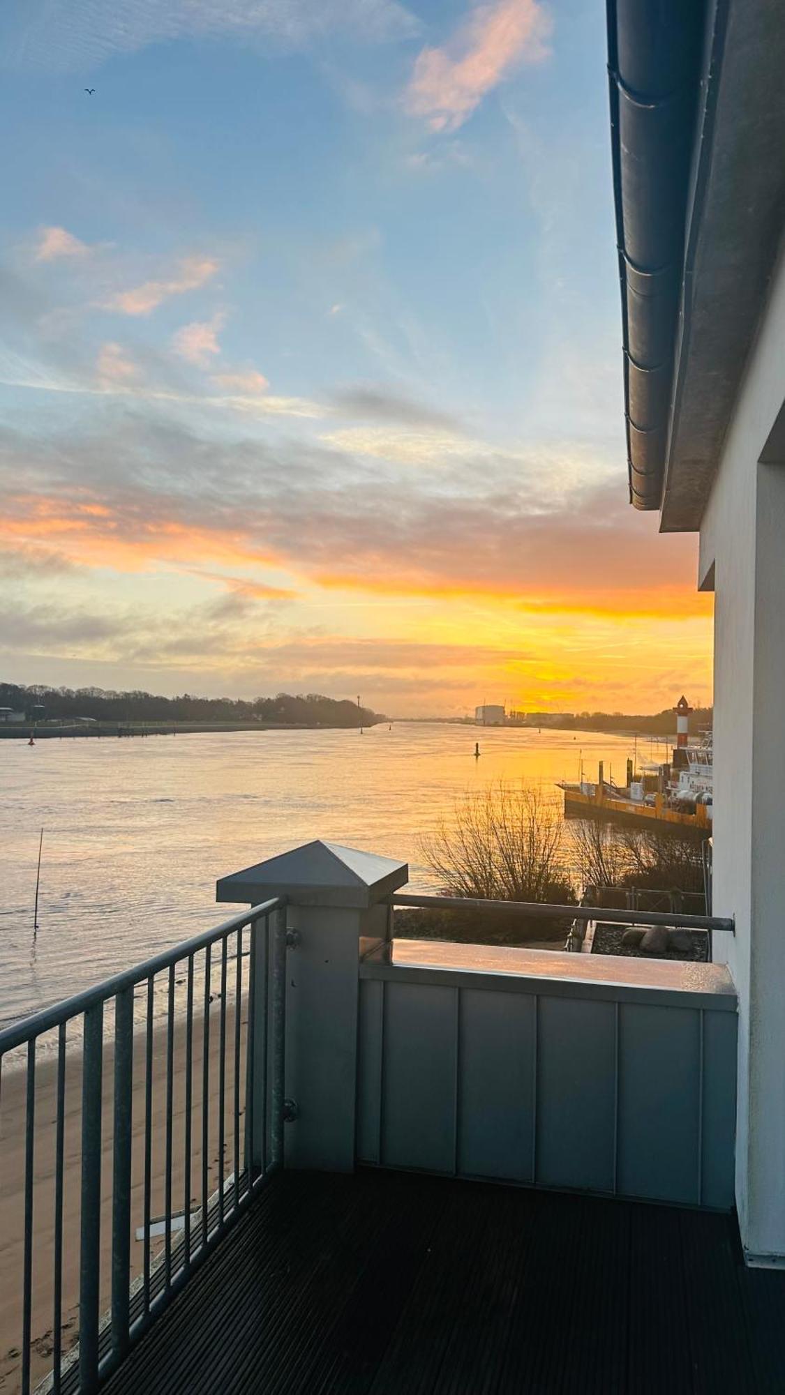 Gaestehaus Weserblick Am Weser-Sandstrand Berne Esterno foto
