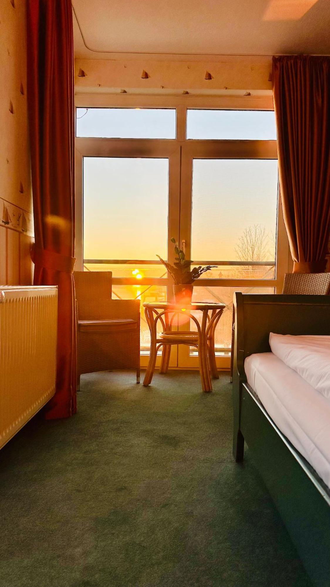 Gaestehaus Weserblick Am Weser-Sandstrand Berne Esterno foto