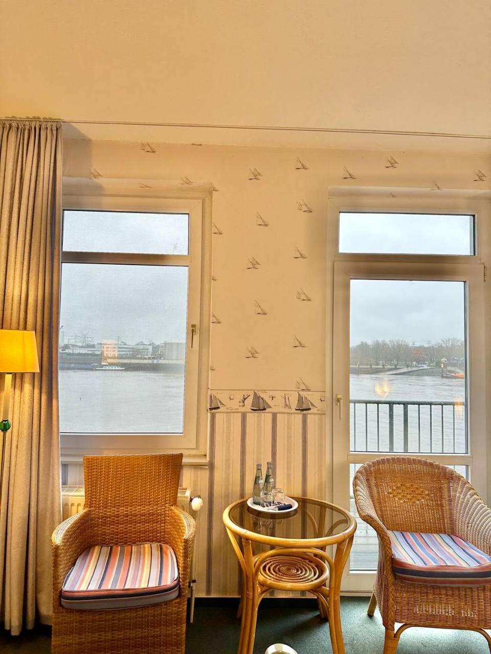 Gaestehaus Weserblick Am Weser-Sandstrand Berne Esterno foto