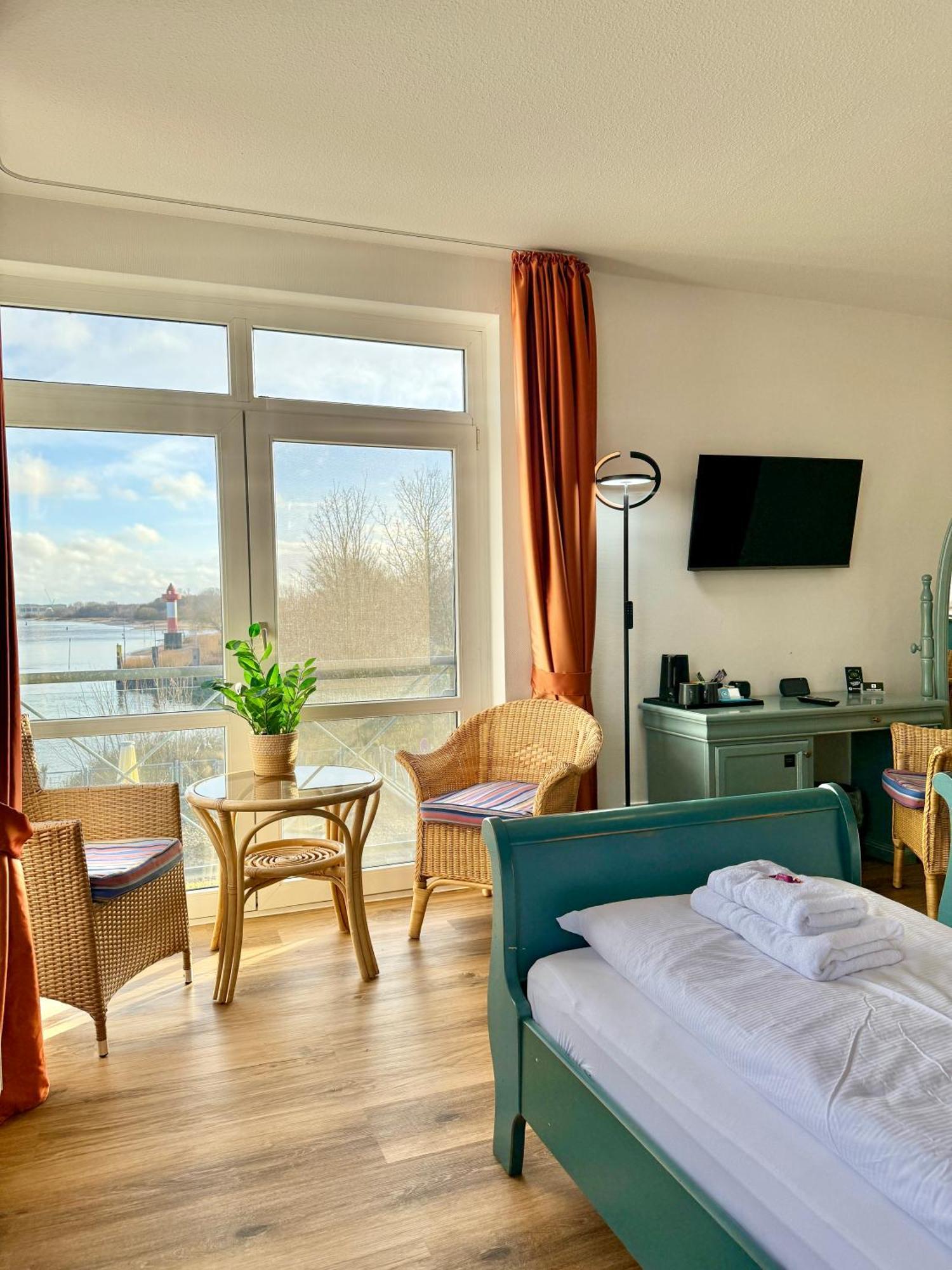 Gaestehaus Weserblick Am Weser-Sandstrand Berne Esterno foto