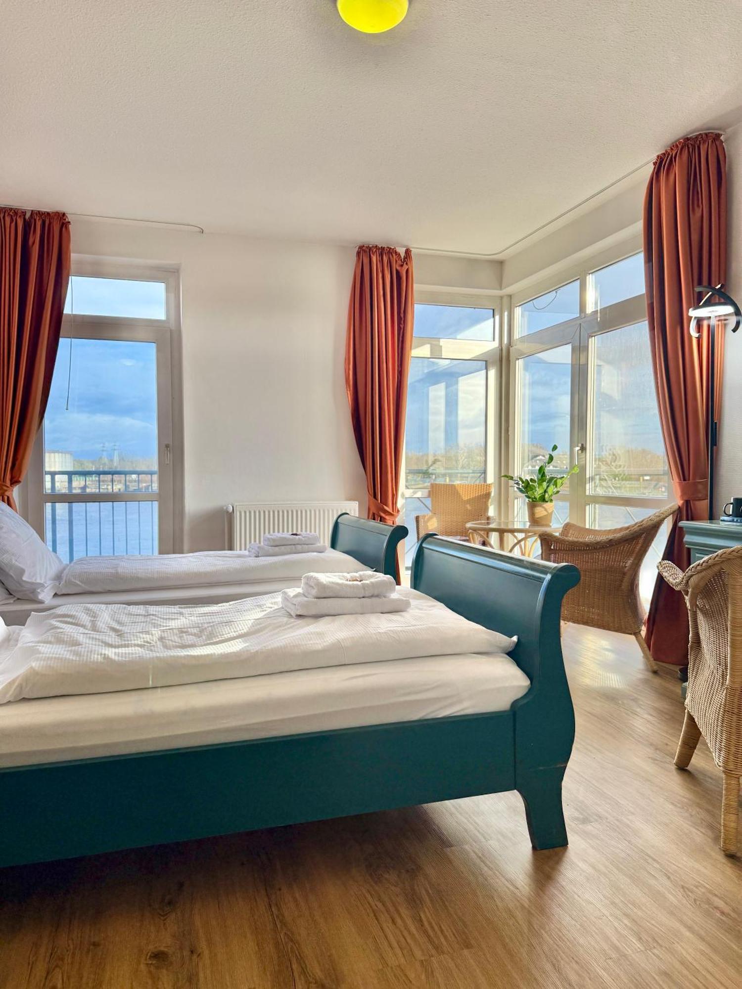 Gaestehaus Weserblick Am Weser-Sandstrand Berne Esterno foto