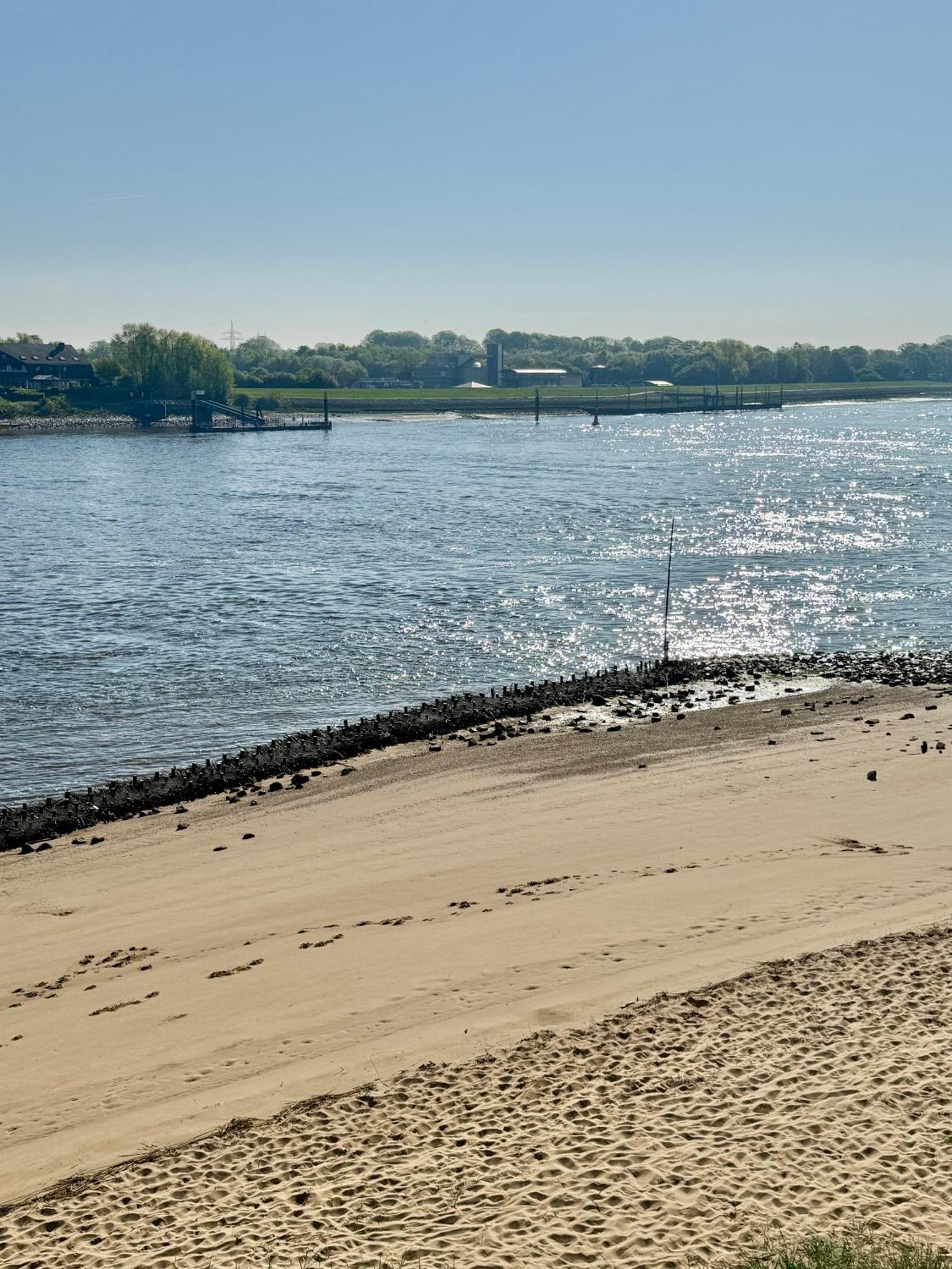 Gaestehaus Weserblick Am Weser-Sandstrand Berne Esterno foto