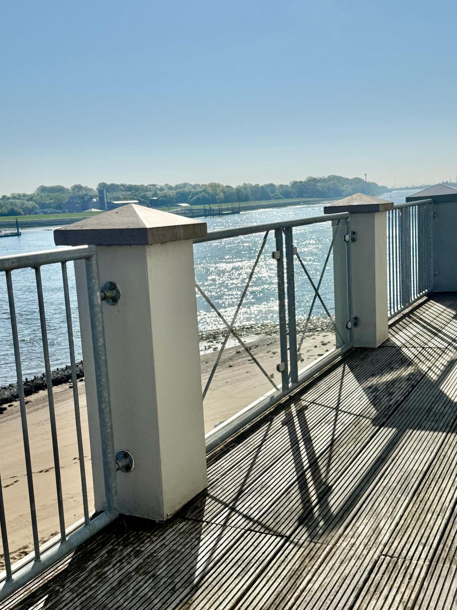 Gaestehaus Weserblick Am Weser-Sandstrand Berne Esterno foto