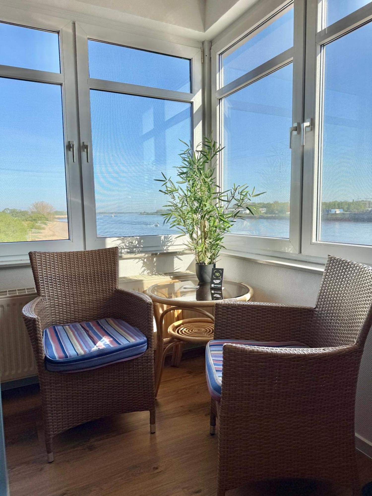 Gaestehaus Weserblick Am Weser-Sandstrand Berne Esterno foto
